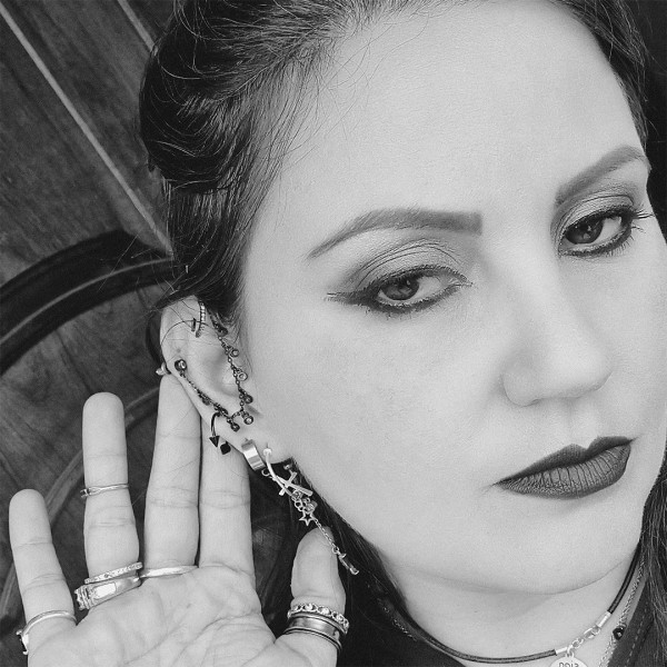 Kit 20un Piercing Ferradura Preta com Spike Atacado exibindo design moderno e acabamento em aço cirúrgico